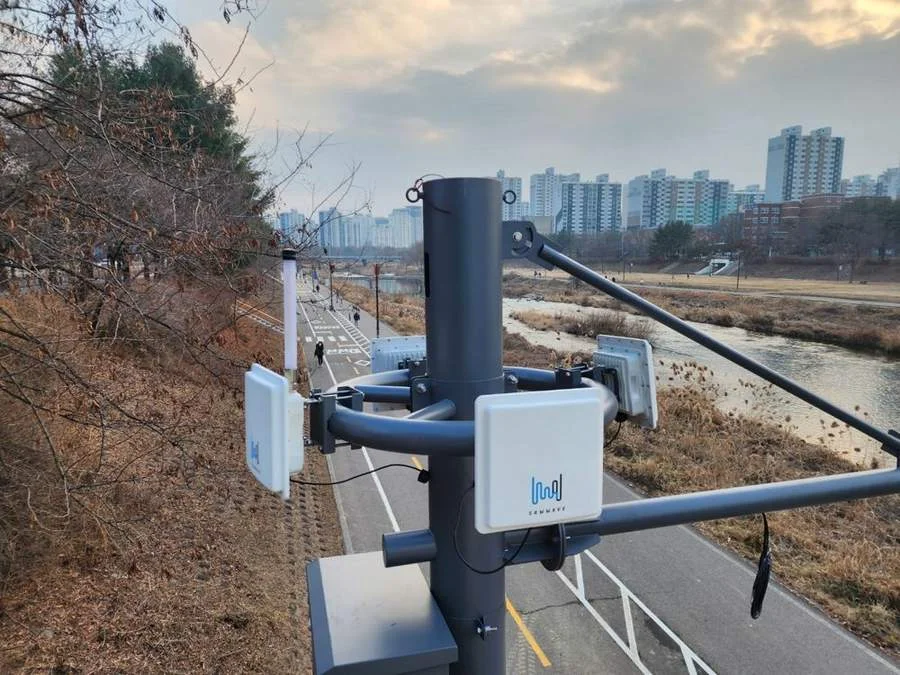 AI POLE 상단 원형 지지대에 방향별로 장착된 SAWWAVE 무선 장비