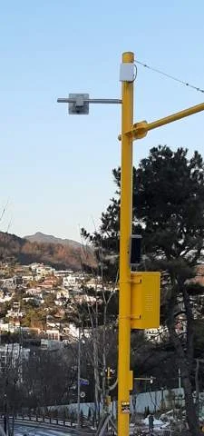 폴 상단의 백홀 안테나와 AP