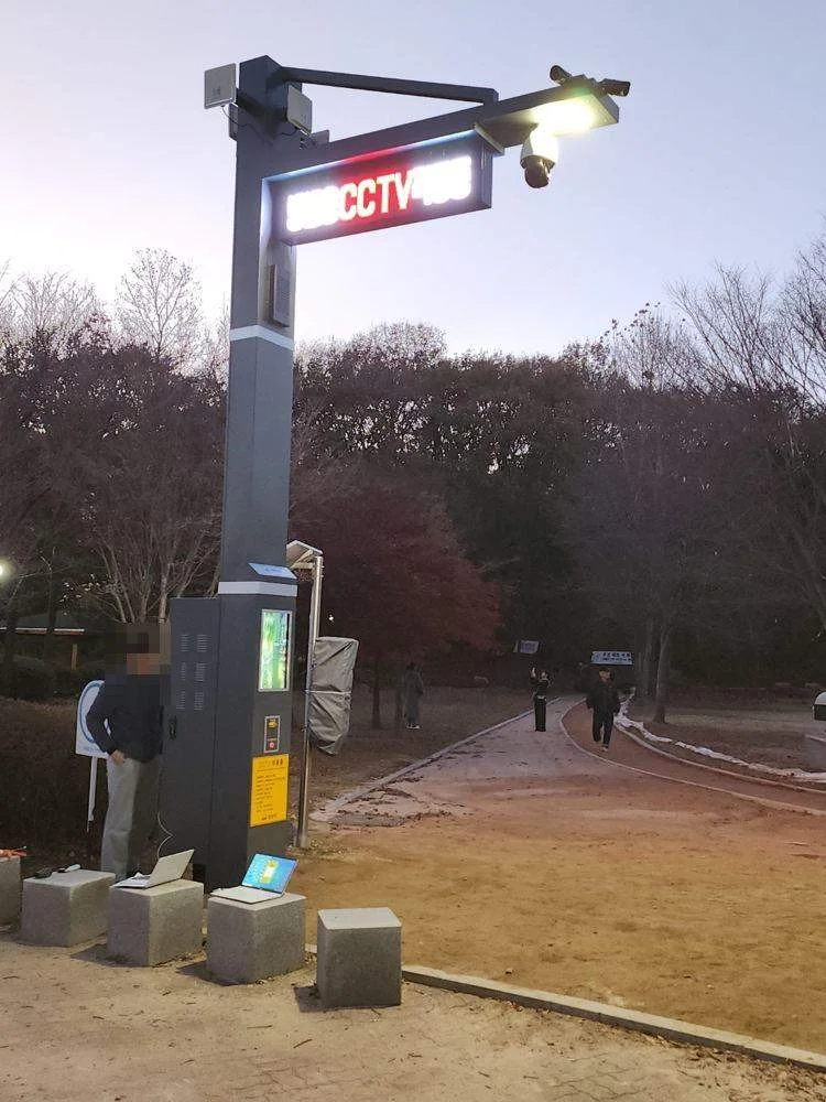 야간에 점등된 AI POLE